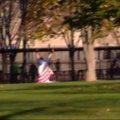 JAV vėliava apsigobęs vyras peršoko Baltųjų rūmų apsauginę tvorą