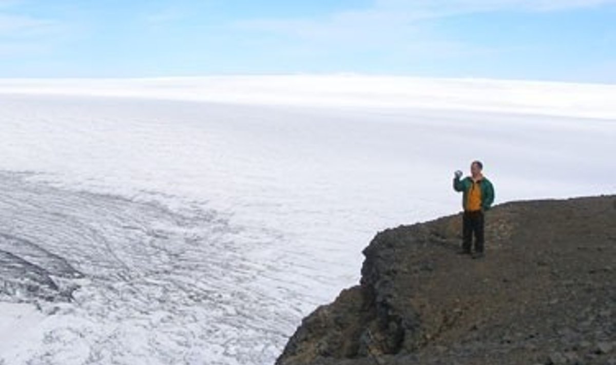 Ant didžiausio Islandijos ledyno. Oro temperatūra +15, kai tuo tarpu papėdėje +16,lyja ir vėjuota. Viltautės nuotr.