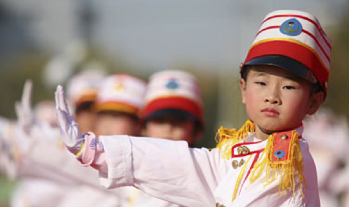 Mergaitė dalyvauja eismo reguliavimo varžybose (Kinija).