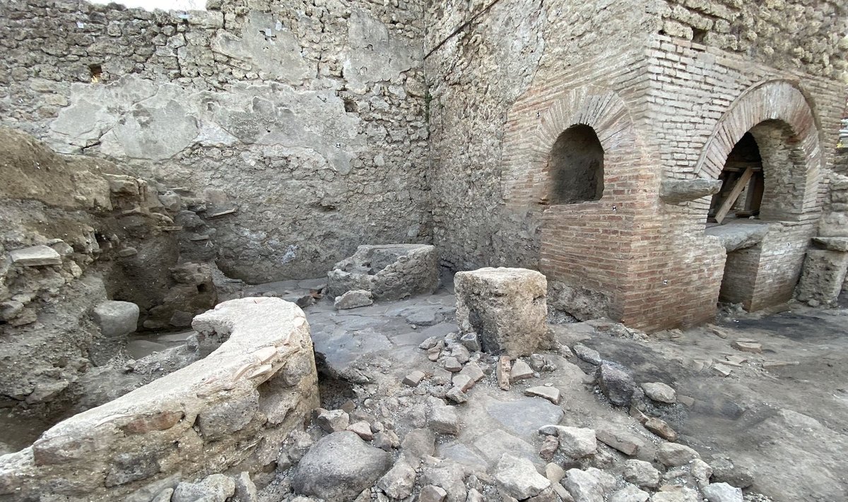 Italijoje, senovinio Pompėjos miesto vietovėje, aptiktos maždaug 2 000 metų senumo kalėjimo kepyklos liekanos.