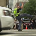 JAV Šarlotės mieste vairuotojus linksmino šokantis policininkas