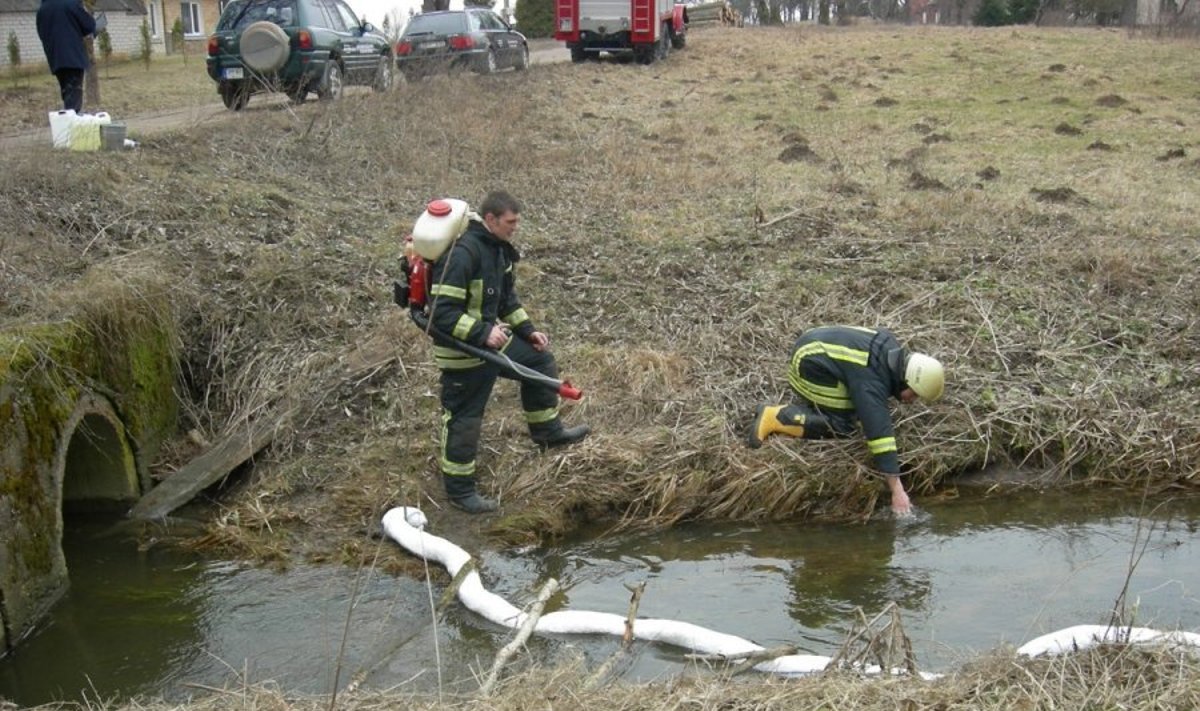 Kelmės rajono agentūros inspektoriai darbuojasi prie Vėgėlės upelio