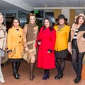 Scenos ir verslo moterys demonstravo paltų kolekciją