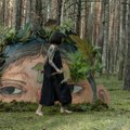 Iš Londono į gimtąjį Visaginą trumpam sugrįžusi menininkė kraštiečiams miške paliko staigmeną: tikisi, kad tai – tik pradžia