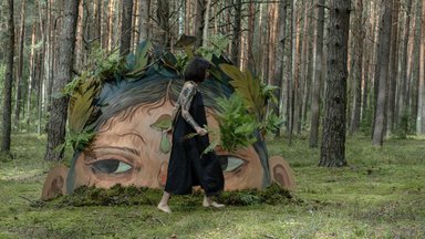 Iš Londono į gimtąjį Visaginą trumpam sugrįžusi menininkė kraštiečiams miške paliko staigmeną: tikisi, kad tai – tik pradžia