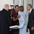 Protokolo nesusipratimas: M. Trump tiesė ranką M. Obamai, kuri norėjo D. Trumpo žmoną apkabinti