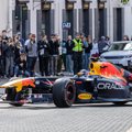 Sostinėje pristatytas „Formulės 1“ automobilis: kurtinantis garsas pritraukė minią gerbėjų