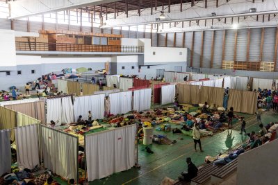 Prie Madagaskaro artėjant ciklonui „Batsirai“, žmonės susirinko į evakuacijos centrus 
