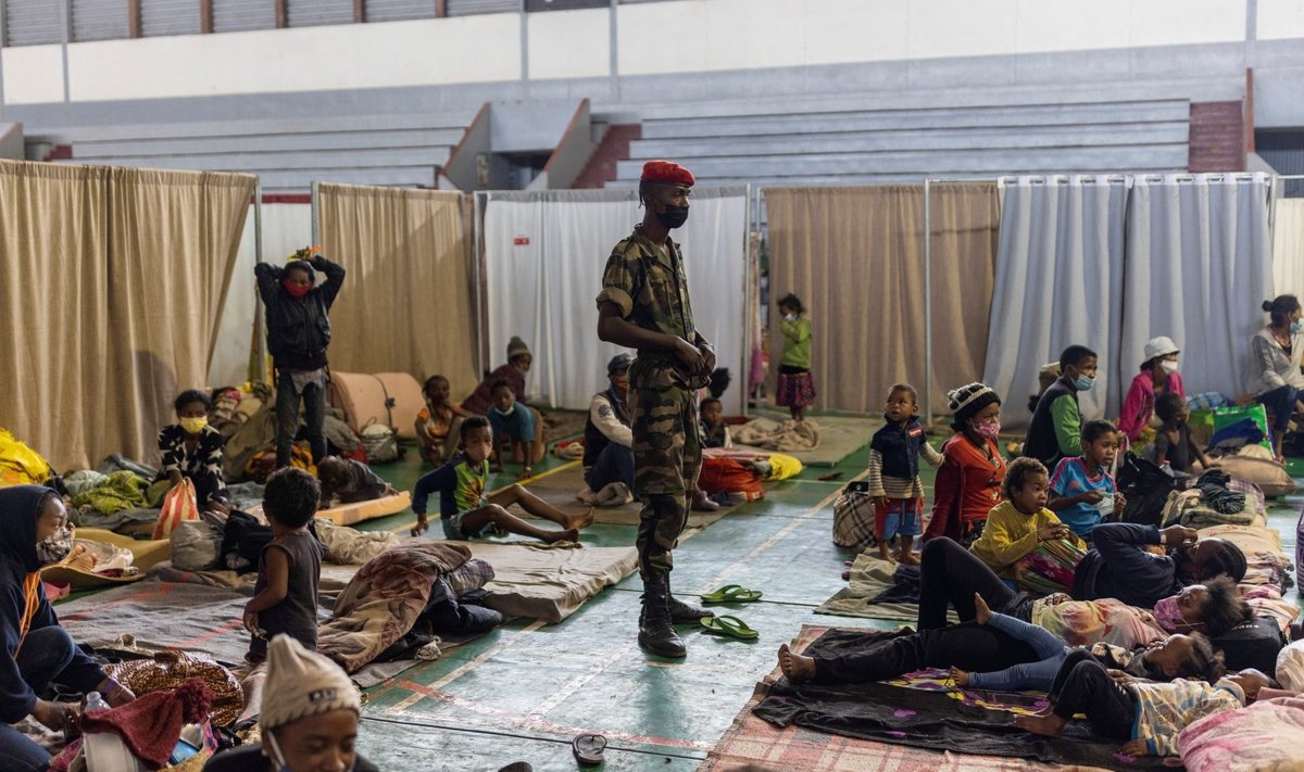 Prie Madagaskaro artėjant ciklonui „Batsirai“, žmonės susirinko į evakuacijos centrus 