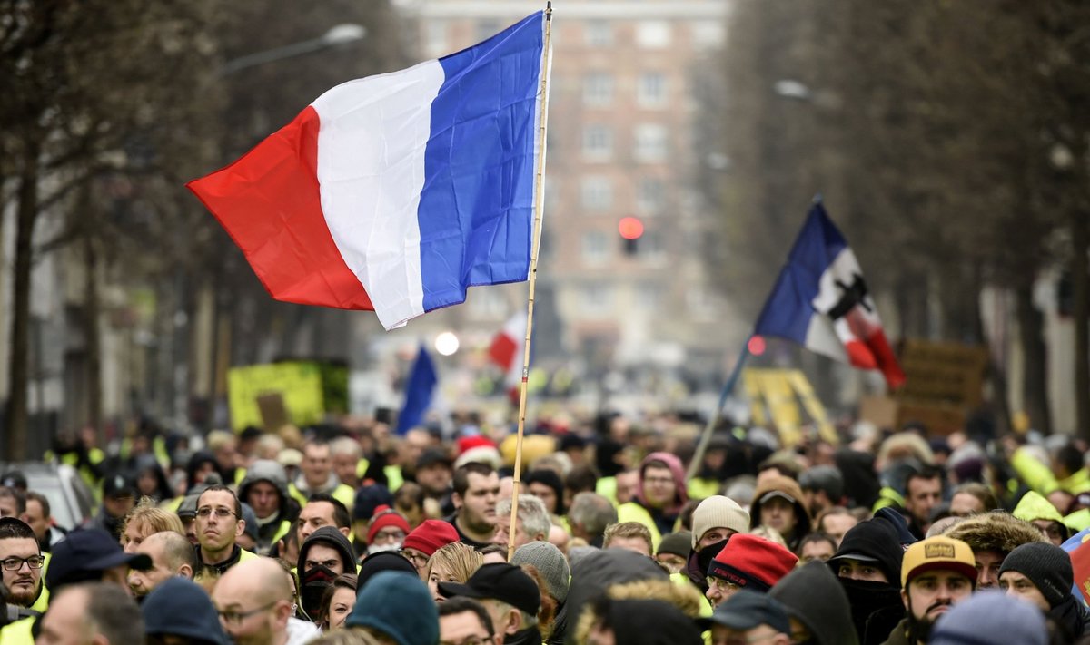 Paryžiuje policija panaudojo ašarines dujas