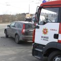 Vilniuje „Honda“ užvažiavo ant pėsčiojo, iš po ratų jį ištraukė tik ugniagesiai