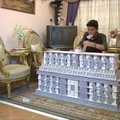Studentas iš Egipto iš kortų pastatė rūmus