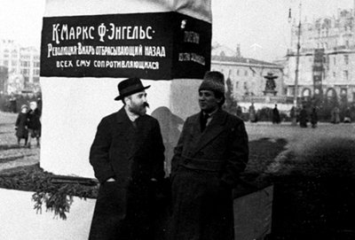 L. Kamenevas ir G. Zinovjevas prie paminklo Marksui ir Engelsui Maskvoje