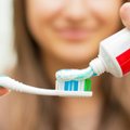 Gydytoja odontologė paneigia įsišaknijusius mitus apie dantų higieną