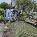 Kaune per avariją automobilis įlėkė į namo kiemą ir vertėsi ant šono