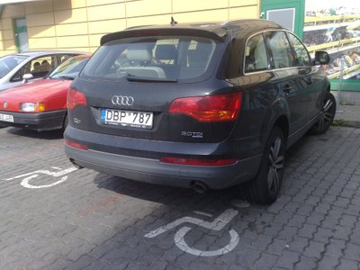 Audi Q7 užėmė neįgaliųjų transportui skirtą parkavimo vietą