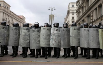 Artėjant planuojamam protestui Minske saugumo pajėgos demonstruoja jėgą