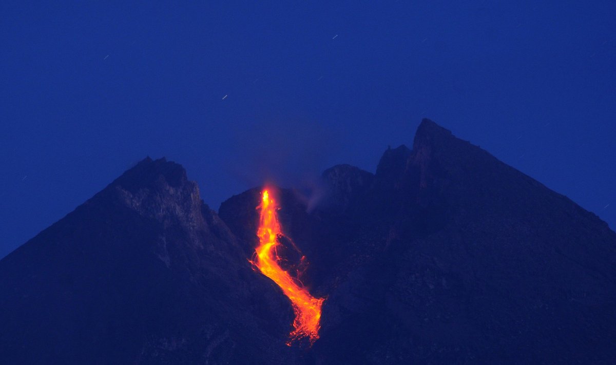 Iš Indonezijos Merapio ugnikalnio liejasi lava