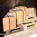 Kriminalistai garaže aptiko krūvas cigarečių, o įtariamojo namuose – 160 tūkst. eurų