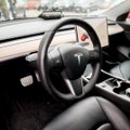 Prienų rajone sulaikytas Švedijoje vogtas sunkvežimis: užsienietis juo vežė „Tesla“ automobilį