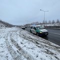 Girta vairuotoja sukėlė avariją magistralėje „Via Baltica“: nukentėjo du žmonės, apgadinti sunkvežimiai