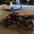 Naktį sostinėje, tuščioje gatvėje, susidūrė automobilis ir motociklas