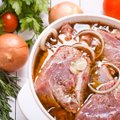 Mėsos marinavimas: ekspertas įvardijo dažniausiai daromą klaidą ir pasidalijo netikėtais receptais