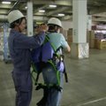 Robotizuotas kostiumas padeda vyresnio amžiaus darbuotojams kilnoti sunkumus