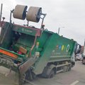 Šiukšliavežio nesėkmė Kaune: ratas įstrigo gatvės duobėje