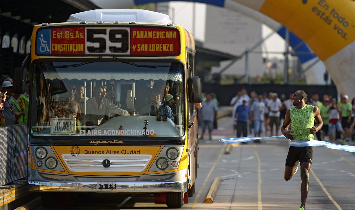 Usainas Boltas lenktyniavo su autobusu