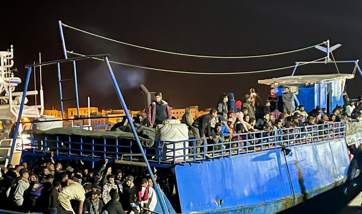 Į Italijos Lampedūzos salą per kelias valandas atvyko daugiau kaip 1 300 migrantų
