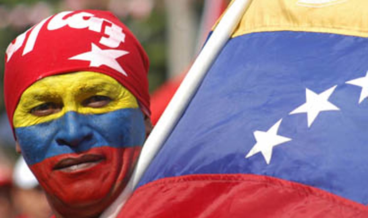 Farabundo Marti išsilaisvinimo fronto (FMLN) rėmėjas, nusipiešęs ant veido Venesuelos vėliavą, dalyvauja 15-ųjų taikos susitarimo metinių minėjime.