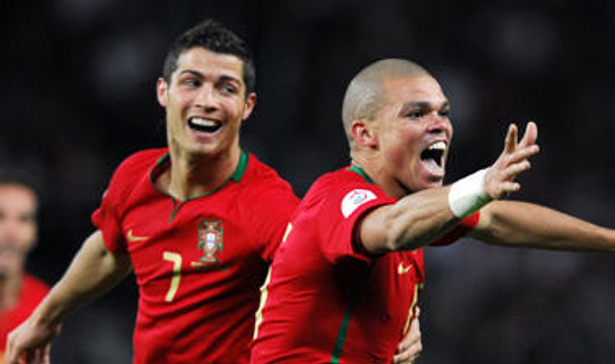 Cristiano Ronaldo ir Pepe (Portugalija) džiaugiasi įvarčiu
