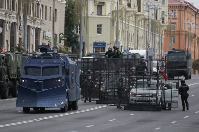 Artėjant planuojamam protestui Minske saugumo pajėgos demonstruoja jėgą