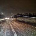 Via Baltica kelyje automobilio nesuvaldęs vairuotojas nulaužė apšvietimo stulpą, kilo masinė avarija