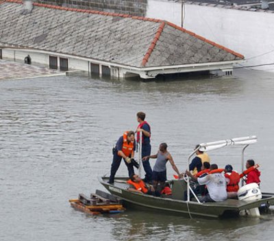 Naujajame Orleane gelbėtojai kateriais plukdo likusius gyvusius žmones