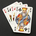 Ar žinote, kodėl kortų vienas karalius yra be ūsų ir su kardu galvoje?