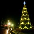 Įžiebta pirmoji eglė pajūryje, kuriasi magiškas Kalėdų miestelis