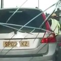 Nufilmuota: mašiną sustabdę policininkai buvo apmėtyti plytomis