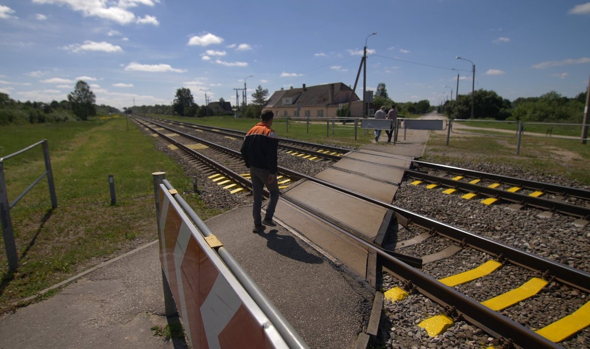 Naujos saugumo priemonės geležinkelių pervažose