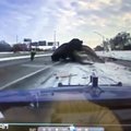 Dramatiškame vaizdo įraše užfiksuota, kaip žmogus vos išvengia ant tralo užlėkusio automobilio