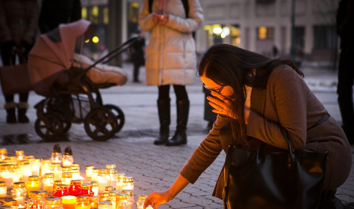 Candles in the front of the Seimas