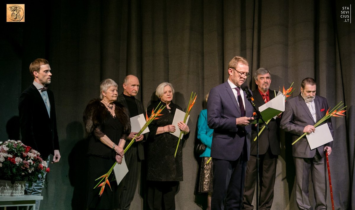 Scenoje iš kairės Andrius Povilauskas, Dalia Melėnaitė, Enrikas Kačinskas, Gražina Urbonavičiutė, Šarūnas Birutis, Rudolfas Jansonas, Algirdas Paulavičius