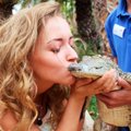 Pirmąkart zoologijos sode apsilankiusi M. Šalčiūtė bučiavo krokodilus