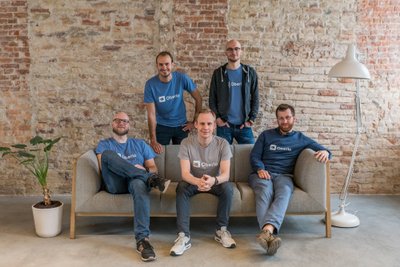 Sėdintys iš kairės į dešinę: Marius Graužinis (vyr. back-end programuotojas), Justas Galaburda (dizaineris), Donatas Pranckėnas (vyr. front-end programuotojas), stovintys: Andrius Šlimas (direktorius), Tomas Šlimas (marketingo vadovas).