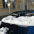 Vilniaus centre nuo stogo nukritęs sniegas sumaitojo stovintį BMW