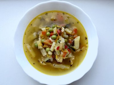 Šparaginių pupelių sriuba su vištiena