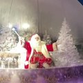 Kalėdų Senelis su vaikais sveikinasi iš gigantiško sniego rutulio