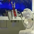Prahos klube robotai atima darbus iš barmenų