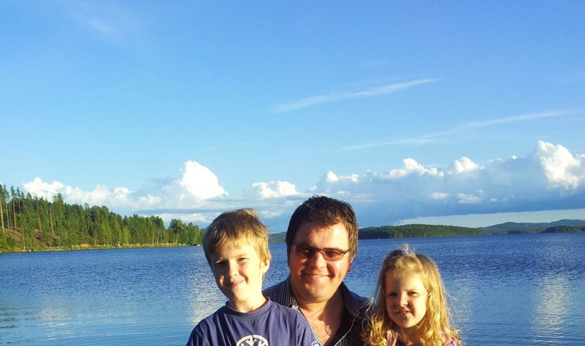 Su vaikais prie ežero